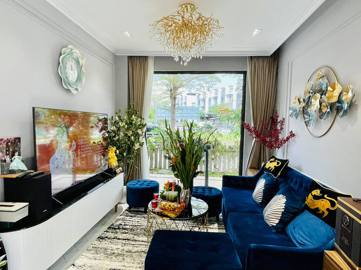 Phòng khách ngập hoa tươi.