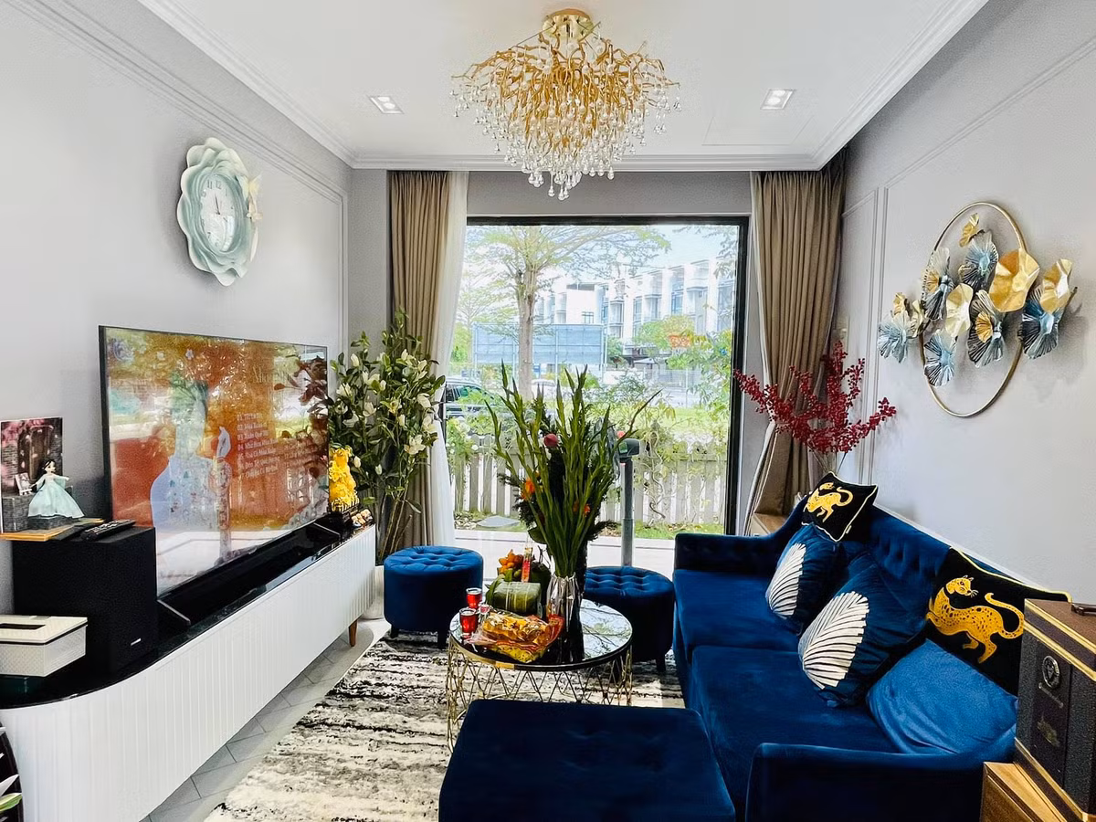 Phòng khách ngập hoa tươi.