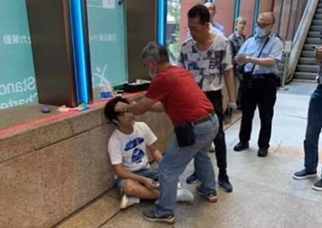 Sina cũng đưa tin một thanh niên đã bị hành hung ở một rạp tại Hong Kong vì lớn tiếng kể lại nội dung phim Avenger: Endgame. Việc "spoil" nội dung phim cũng là một trong những vấn đề vấp phải sự chỉ trích lớn của cộng đồng người hâm mộ phim Avengers.