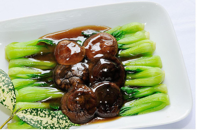 Nấm hương được sử dụng như một loại thực phẩm hay rau gia vị hàng trăm năm nay. Nhiều người mua nấm Nhật Bản về xào rau cải, sốt đậu phụ hay làm rau gia vị trong món gà hầm...Ảnh: Giadinhnet