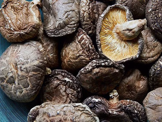 Bên cạnh các loại nấm trong nước, giới nhà giàu Việt còn ưa chuộng loại nấm Shiitake nhập khẩu từ Nhật Bản. Cập bến Việt Nam theo đường chính ngạch, giá nấm hương Nhật Bản dao động từ 4 đến 8 triệu đồng/ kg, tùy chủng loại. Ảnh: Giadinhnet