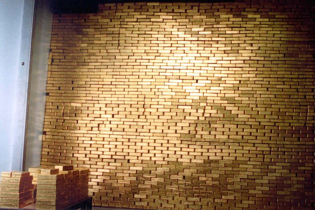 Ba thành viên này phải có mặt bất cứ khi nào vàng được chuyển đi hoặc một ngăn được mở trong kho. Điều này giúp đảm bảo việc lưu giữ an toàn thích hợp và bảo mật tối đa cho vàng. Ảnh: Reuters.