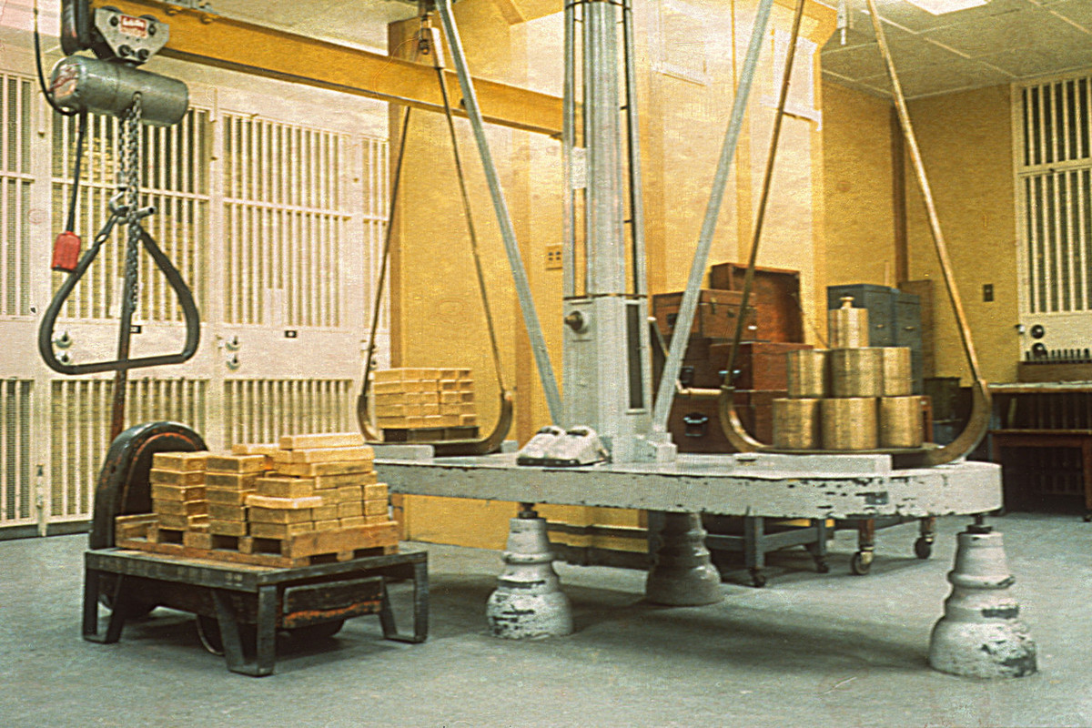 Tất cả được định danh bằng số, không có tên. Các thỏi vàng cũng được cân và kiểm tra độ tinh khiết mỗi khi nhập kho. Ảnh: WSJ