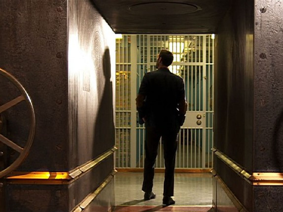 Các thỏi vàng được vận chuyển bằng thang máy từ mặt phố đến vị trí tầng hầm của kho vàng. Ảnh: BullionStar