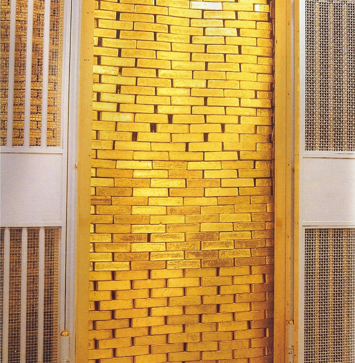 Phần lớn vàng trong kho được chuyển đến trong và sau Thế chiến thứ hai. Tỷ lệ sở hữu trong kho vàng tiếp tục tăng và đạt đỉnh vào năm 1973. Lúc cao điểm, kho chứa hơn 12.000 tấn vàng. Ảnh: FED