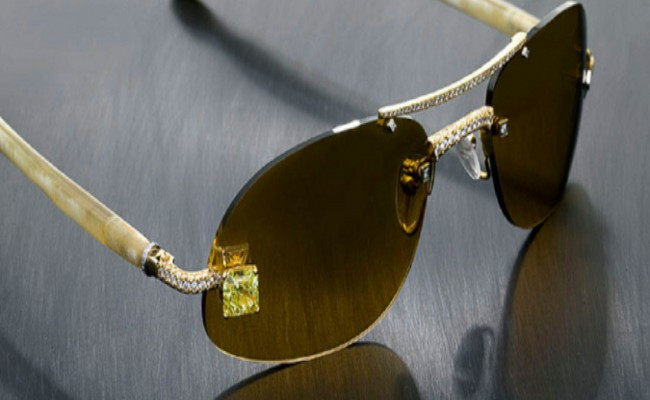 Chiếc kính râm kim cương sang trọng Luxuriator Canary Diamond Glasses được chế tác thủ công giá khoảng 65.000 USD (1,5 tỷ đồng).
