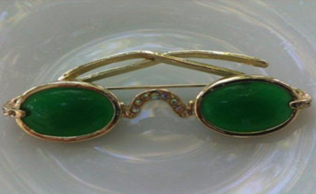 Mặc dù có giá 200.000 USD (4,61 tỷ đồng) nhưng chiếc kính râm ngọc lục bảo Shiels Emerald luôn được giới siêu giàu “săn lùng” ngay khi vừa bán ra.