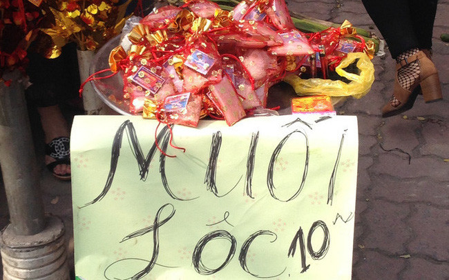 Vì vậy, vào đêm giao thừa,, sáng sớm mùng 1 Tết hoặc những ngày đầu năm mới, nhiều người thường bỏ ra từ 10.000-15.000 đồng để mua một túi muối nhỏ từ người bán dạo tại các cổng đình, đền, chùa... để mong muốn được rước tài lộc về nhà. Ảnh: Internet