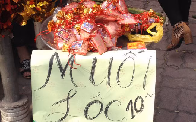 Vì vậy, vào đêm giao thừa,, sáng sớm mùng 1 Tết hoặc những ngày đầu năm mới, nhiều người thường bỏ ra từ 10.000-15.000 đồng để mua một túi muối nhỏ từ người bán dạo tại các cổng đình, đền, chùa... để mong muốn được rước tài lộc về nhà. Ảnh: Internet