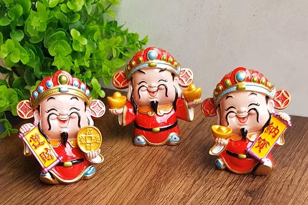 Ngày đầu năm, người dân thường mua đồ phong thủy vật hợp phong thủy để mang ý nghĩa cầu may cho gia đình. Nhiều người còn đem tăng cho người thân, bạn bè. Ảnh: Internet