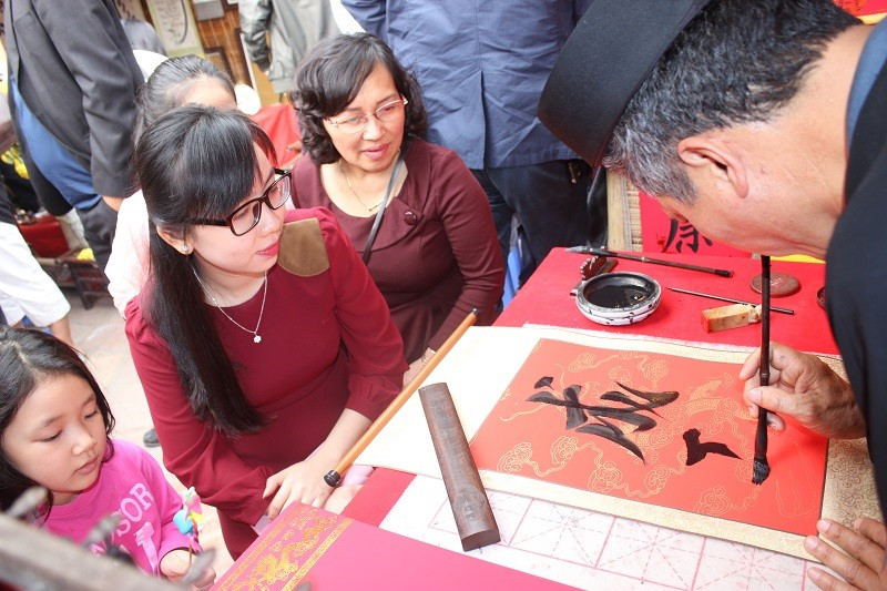 Tương tự, mua giấy xin chữ được người xưa cho là việc làm mang nhiều ý nghĩa văn hóa. Xin chữ đầu xuân mang ý nghĩa tốt đẹp là người dùng chữ biết chân quý giá trị của chữ, cũng là ước vọng xin cái may mắn. Ảnh: Lao động