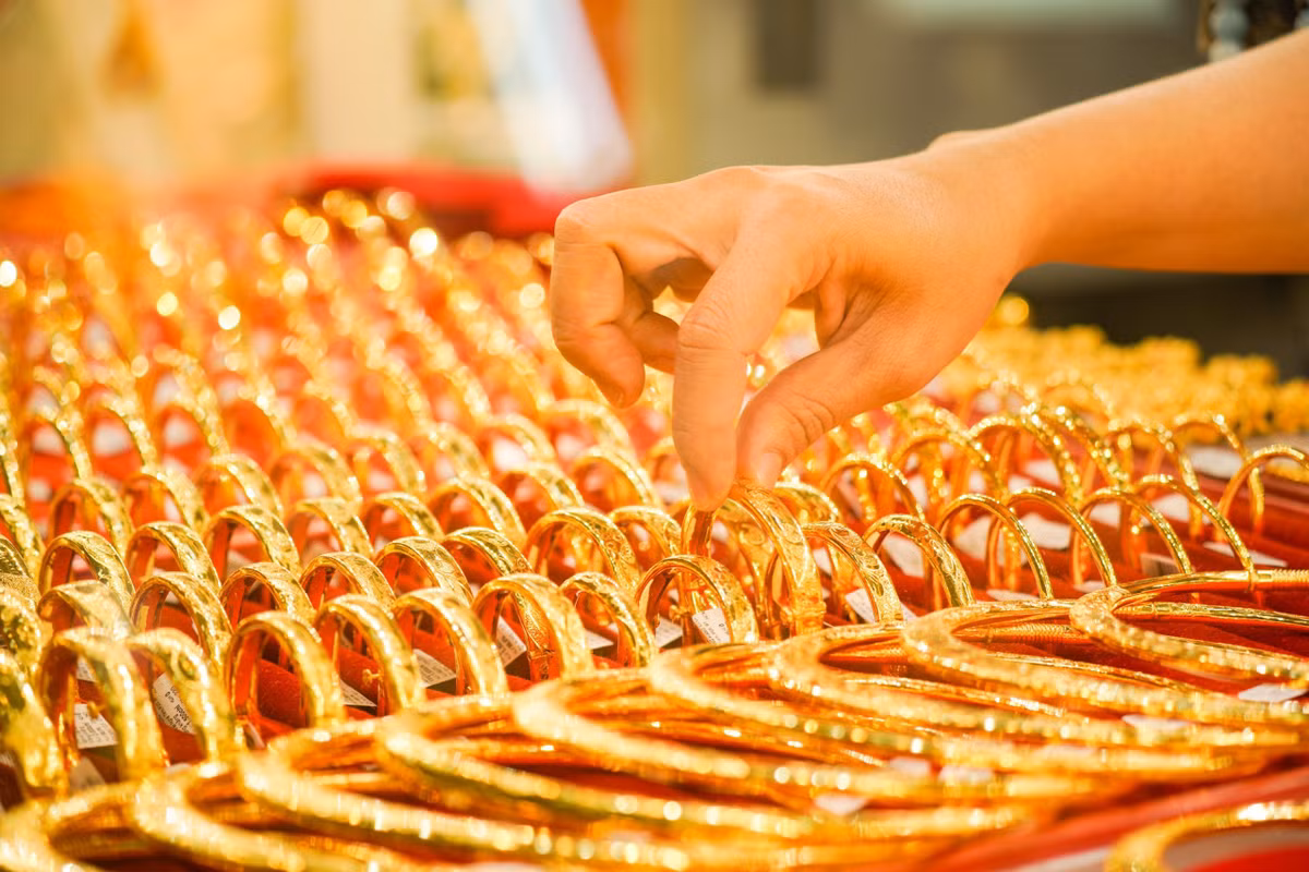 Do đó, cứ vào ngày vía Thần Tài (ngày mùng 10 tháng Giêng) người dân thường xếp hàng từ sáng đến tối để mua vàng. Ảnh: Internet