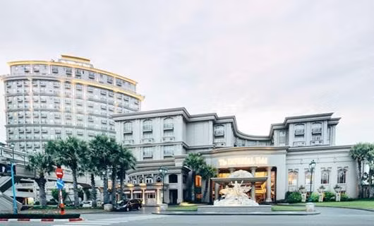 Ngoài biệt thự trị giá 400 tỷ, gia đình Hà Kiều Anh còn có căn penthouse nằm trên tầng 20 của toà tháp King’s Tower (Vũng Tàu), thiết kế gắn liền với khách sạn nổi tiếng mà vợ chồng cô đang là chủ sở hữu.