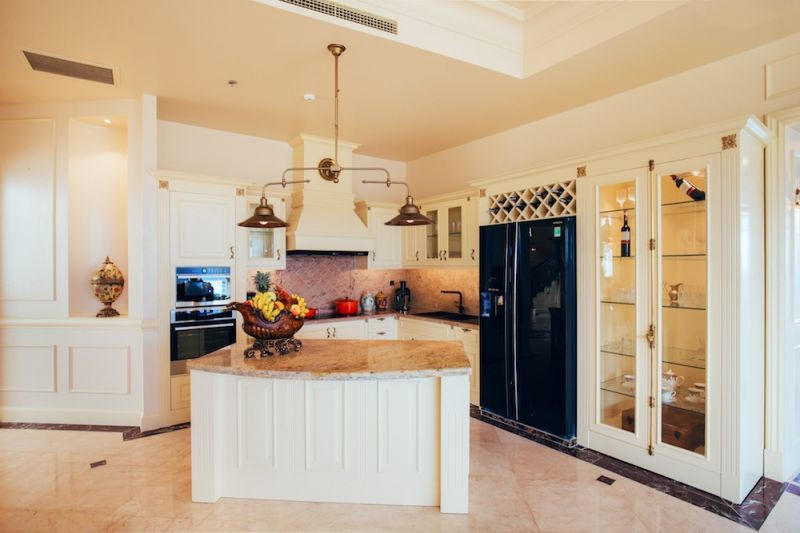 Nhà bếp nổi bật với gam màu trắng chủ đạo, được trang bị tiện nghi, ấm cúng.