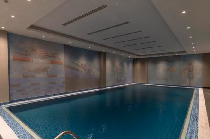 Dù không có phòng tập gym nhưng khách sạn Gardino có hệ thống bể bơi, phòng tắm hơi, bể sục giúp các cầu thủ Việt Nam nghỉ ngơi. Nguồn ảnh: Booking