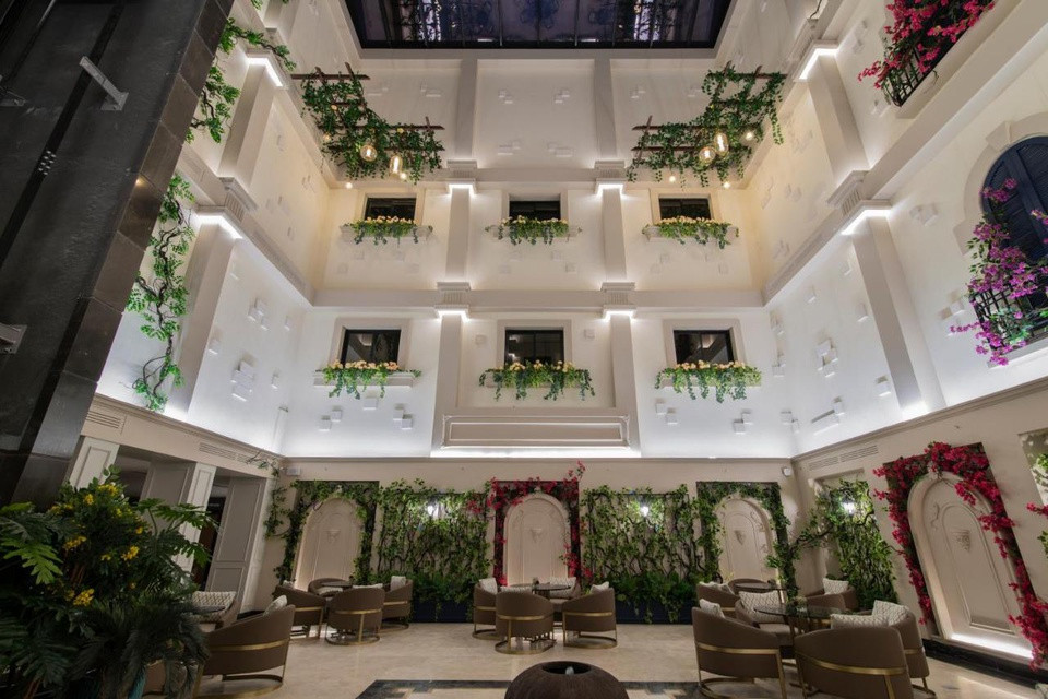 Khách sạn đội tuyển Việt Nam lưu trú có sự xuất hiện của nhiều cây xanh. Vì vậy, du khách có cảm giác như đang đứng trước một giếng trời đầy cây xanh.