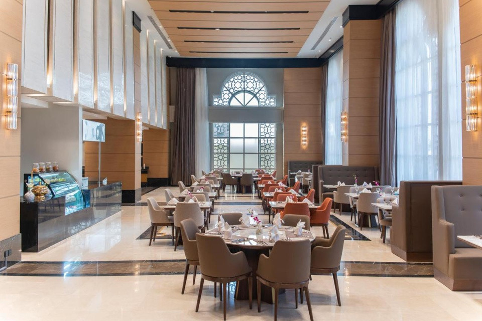 Tại khu vực nhà hàng của khách sạn, du khách có thể thưởng thức những món ăn theo thực đơn của Hồi giáo, Italy, Anh... vào bữa sáng.