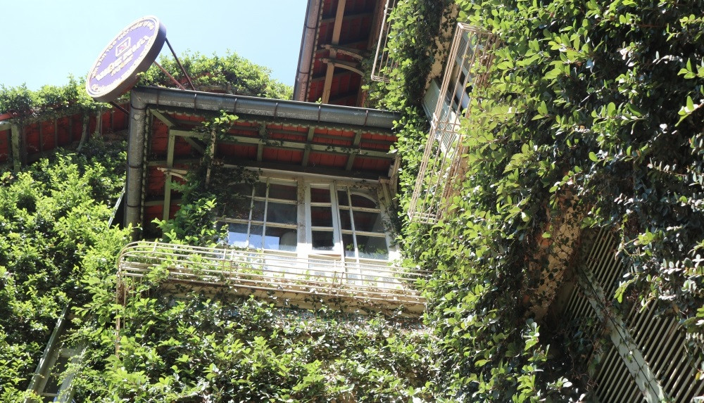 Vào những ngày thời tiết nắng nóng 40 độ C, không ít người cảm thấy như lạc vào chốn thần tiên khi tới tham quan ngôi biệt thự. Ảnh: Lao động thủ đô