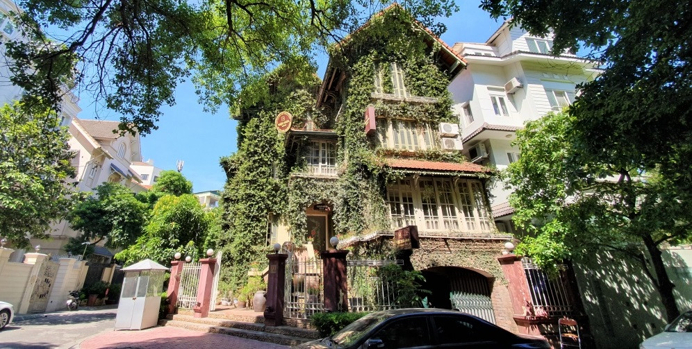 Ngay nang nong, ngam biet thu phu kin cay xanh mat mat o Ha Noi