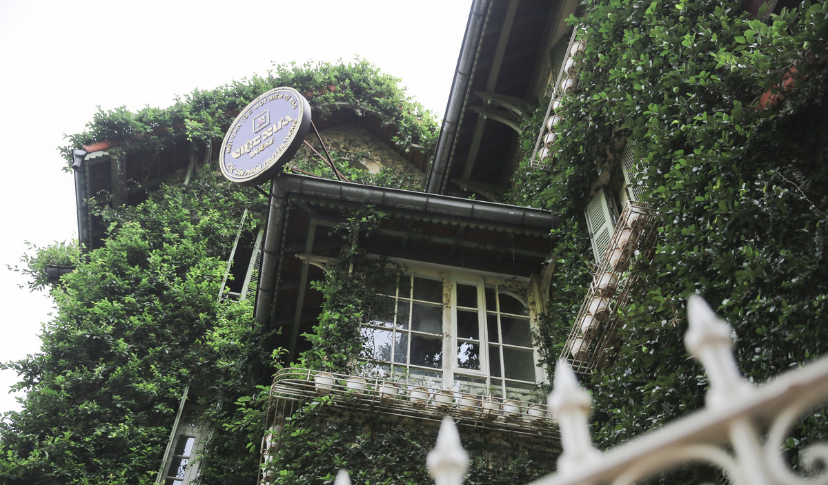 Nhiều người ví căn biệt thự phủ kín cây xanh như một vườn sinh thái thu nhỏ giữa lòng Hà Nội. Ảnh: Dân Việt