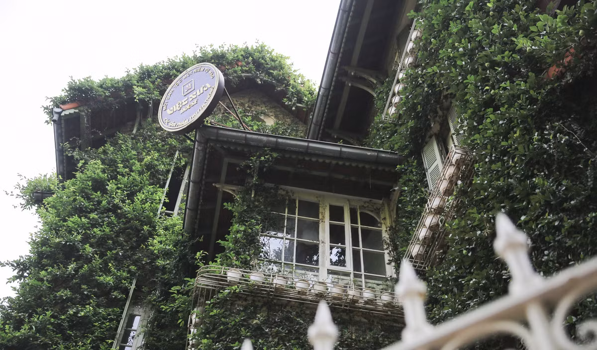 Nhiều người ví căn biệt thự phủ kín cây xanh như một vườn sinh thái thu nhỏ giữa lòng Hà Nội. Ảnh: Dân Việt