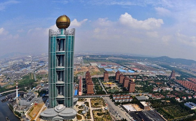 Năm 2011, ngôi làng giàu có nhất Trung Quốc này đã chi ra 3 tỷ nhân dân tệ xây dựng tòa nhà chọc trời 72 tầng, cao 328 m. Đây được xem là biểu tượng của làng Hoa Tây.