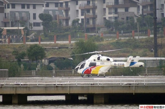 Để có được sự giàu có như vậy, người dân ở Hoa Tây phải làm việc rất cật lực. Họ phải lao động cả 7 ngày trong tuần, đa số trong các khu công nghiệp của làng.