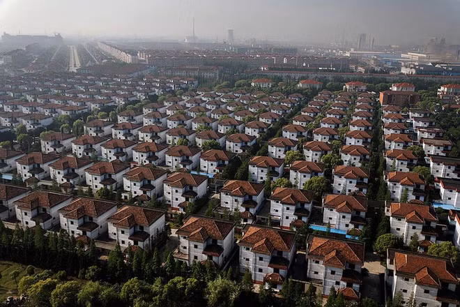 Làng Hoa Tây được thành lập bởi ông Wu Renbao vào năm 1951 với diện tích khoảng 96 ha. Tính đến năm 2009, ngôi làng có khoảng gần 3.000 cư dân sinh sống.