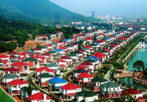 Sự giàu có của làng Hoa Tây những công trình xây dựng hoành tráng, biệt thự mọc san sát và siêu xe có mặt ở mọi ngóc ngách trong làng.