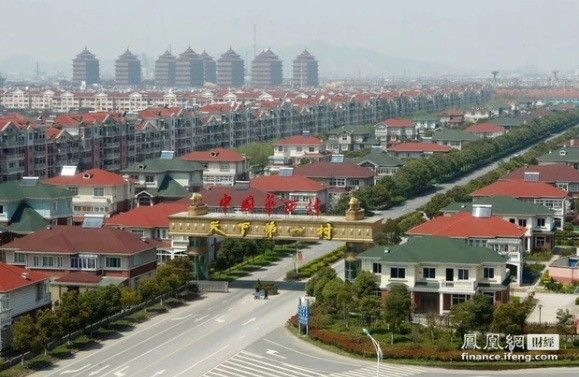 Đáng chú ý, cư dân trong làng còn được sử dụng miễn phí dịch vụ y tế, giáo dục, nhà ở, xe hơi xa xỉ và có tài khoản ngân hàng ít nhất 250.000 USD mỗi người. Tuy nhiên, nếu chuyển đi nơi khác, số tiền này sẽ bị tịch thu.