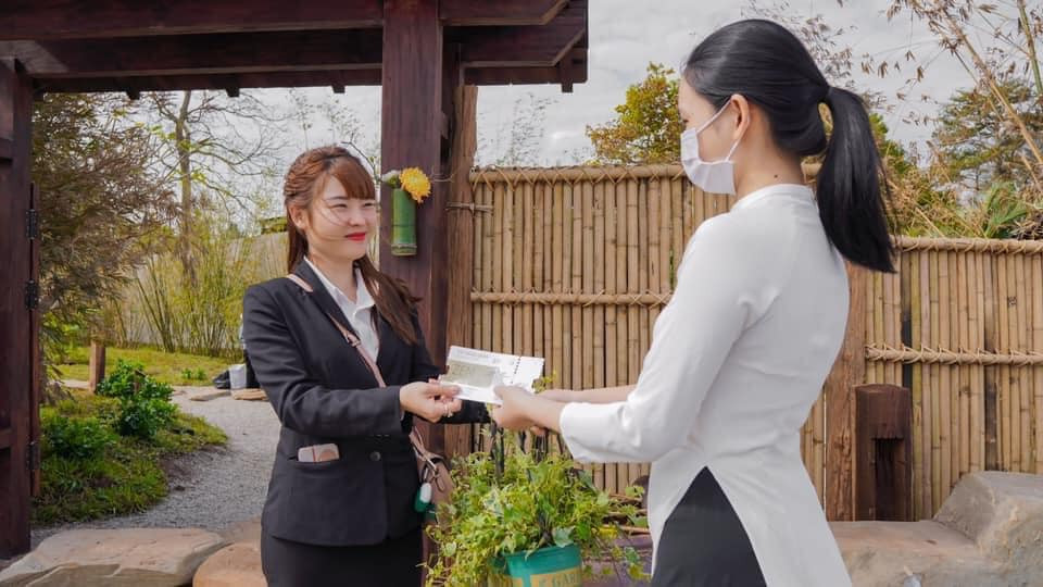 Theo đó, những người thăm quan cần mang theo một cây trồng cao khoảng 80 cm, thuộc một số loại đã được chỉ định sẵn như cam, chanh, cà phê, điều, sầu riêng, mắc ca,… và còn nguyên trong bầu để cây tiếp tục sống sau đó.