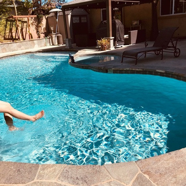 Hồ bơi xanh mát như một khách sạn sang chảnh. Ảnh: FBNV