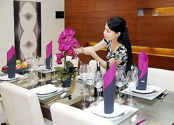 Phòng ăn sang trọng được Cẩm Ly trang trí nhiều hoa tươi. Ảnh: Lao động.