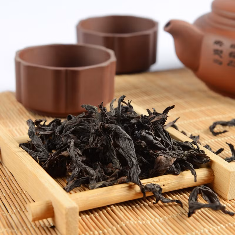 Tiếp đó, lá trà được lắc và cuộn trong một cây tre lớn. Việc này được cho là có lợi cho quá trình oxy hóa polyphenol bên trong lá trà. Bước này là phần quan trọng nhất để hình thành nên hương, vị của trà và cũng là bước phức tạp và tốn thời gian nhất. Ảnh: Puercn.