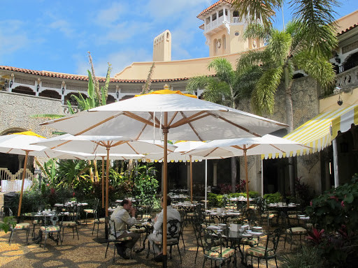 Quán cà phê ngoài trời. Ảnh: Getty