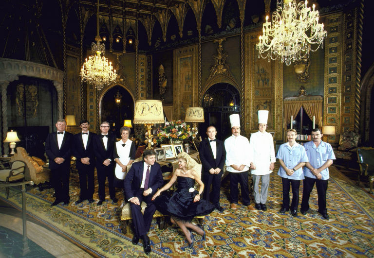 Năm 1995, ông TRump biến nó thành một câu lạc bộ và xây một phòng khiêu vũ dát lá vàng trị giá 7 triệu USD. Ảnh: Getty