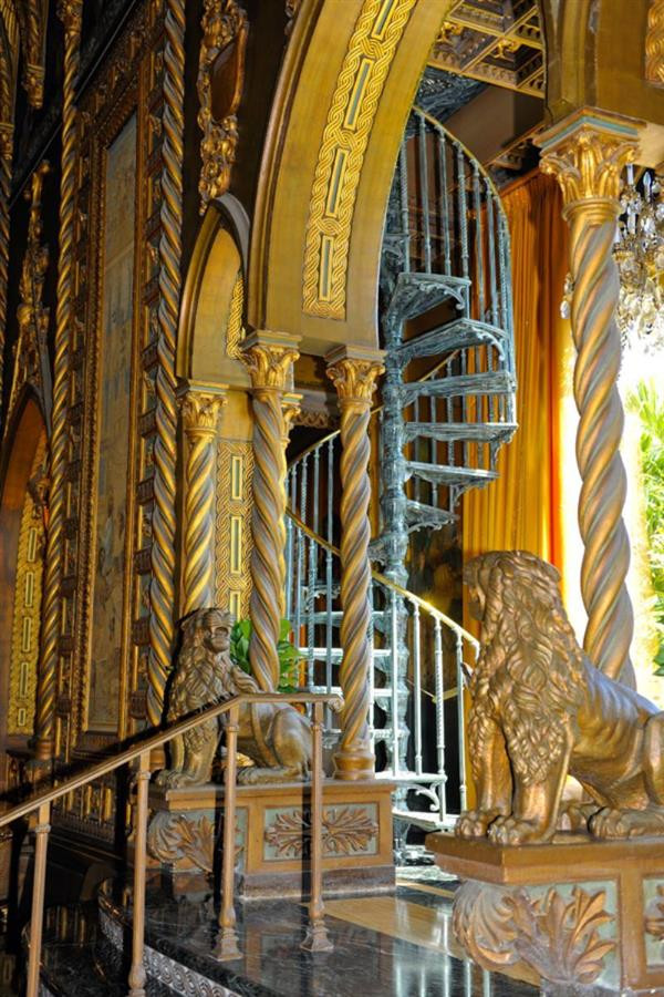 Các khu nhà được thiết kế theo phong cách nghệ thuật, kiến trúc Moorish với điểm nhất là các chi tiết dát vàng. Ảnh: Getty