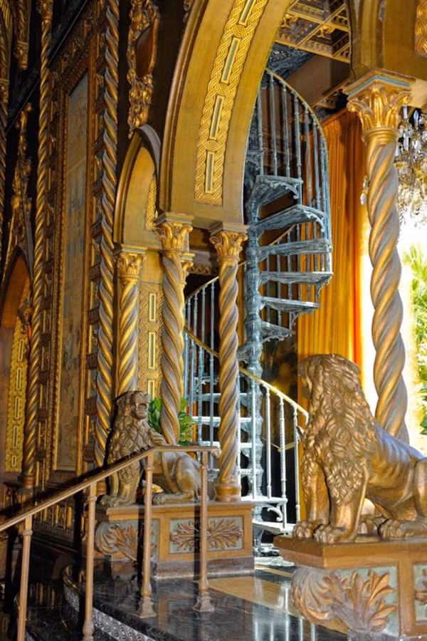 Các khu nhà được thiết kế theo phong cách nghệ thuật, kiến trúc Moorish với điểm nhất là các chi tiết dát vàng. Ảnh: Getty