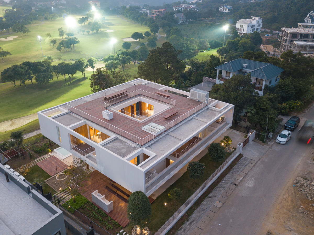 Căn biệt thự được thiết kế 3 tầng theo địa hình thấp dần về phía thung lũng.