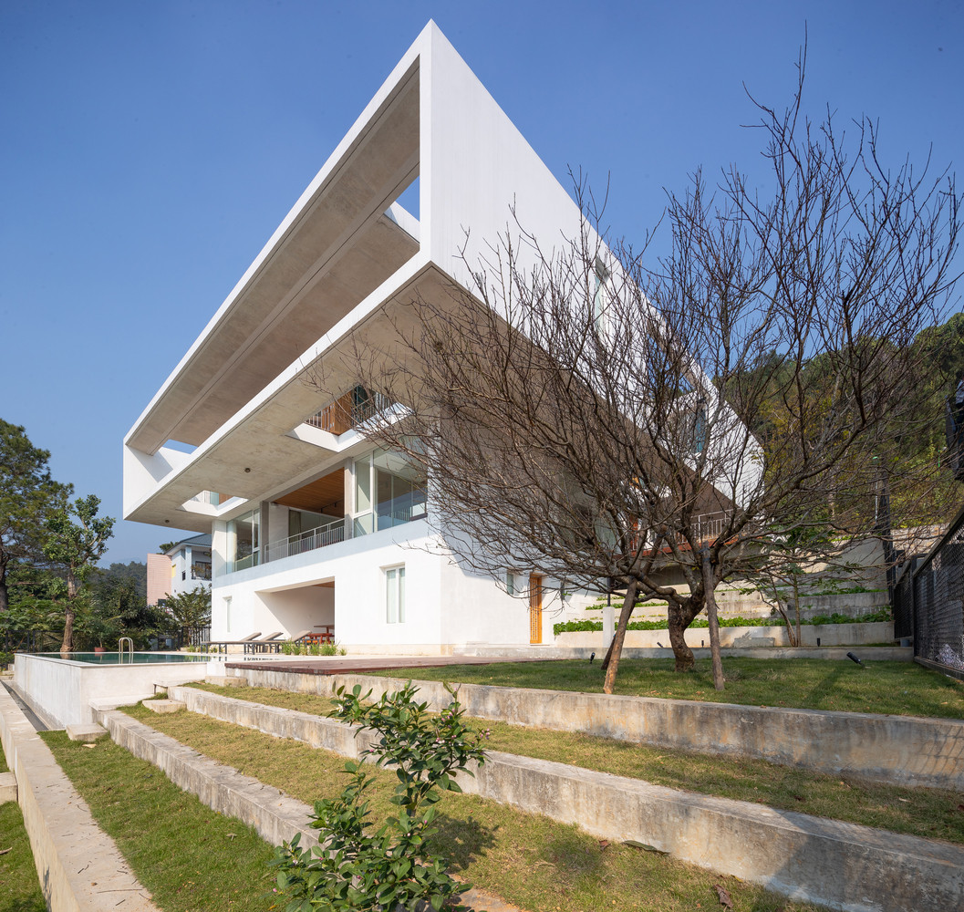 Hình khối kiến trúc của ngôi nhà đơn giản bao gồm ba hình hộp vuông rỗng đặt chồng lên nhau.