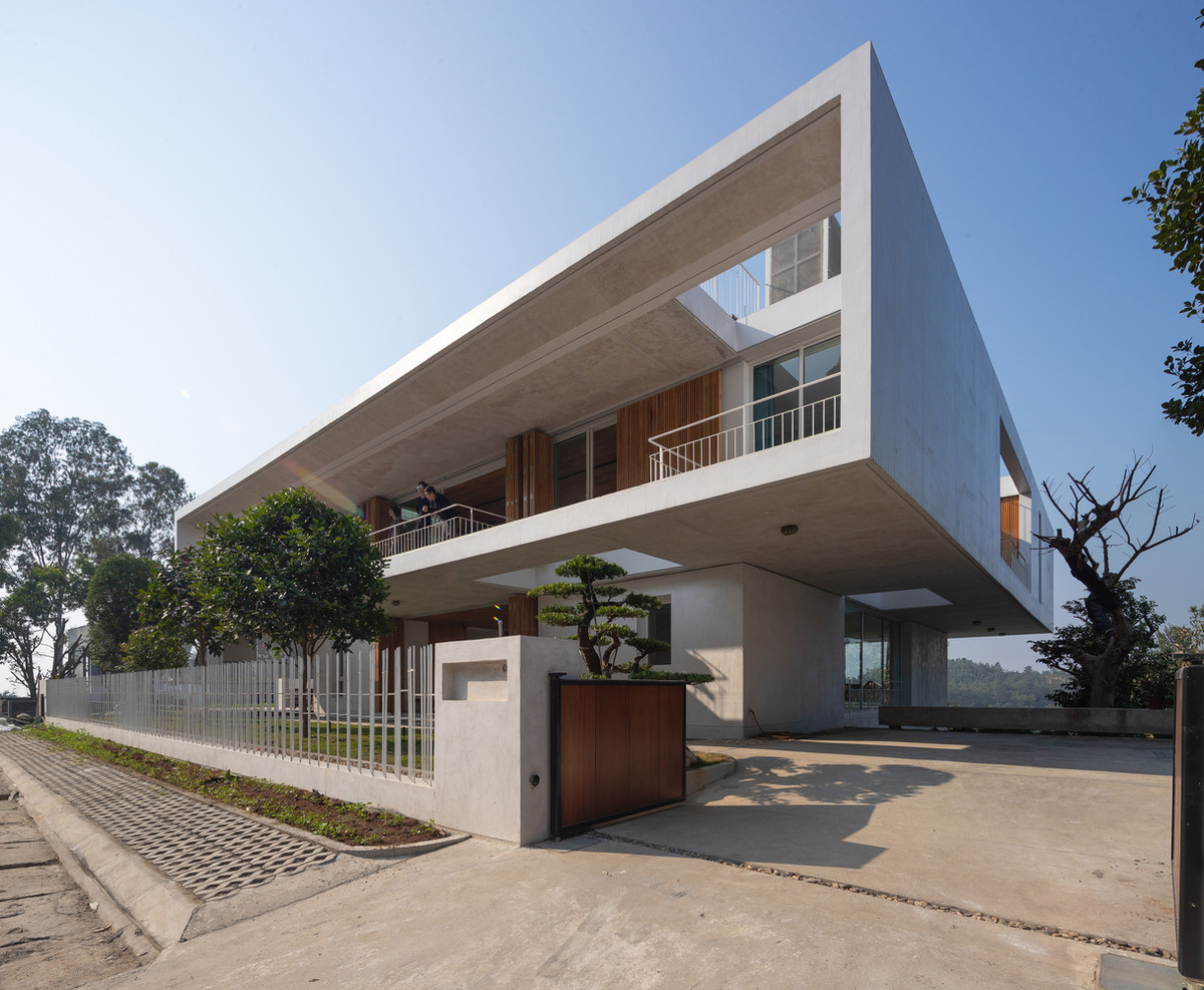 Hộp lớn nhất là tầng 2 có kích thước 22mx22mx3.3m. Tầng trệt và tầng hầm kích thước 16mx16mx3.3m. Phần rỗng của 3 chiếc hộp là khoảng thông tầng lớn kích thước 6.5mx6.5m đặt ở trung tâm ngôi nhà nơi đặt một hồ nuôi cá tại tầng tầng trệt.