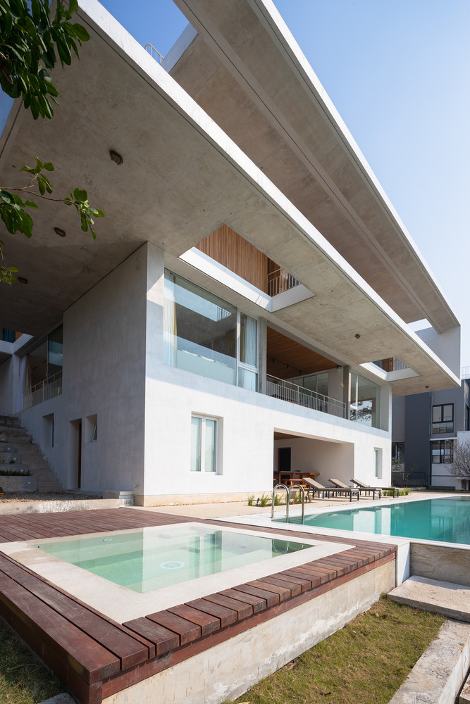 Lối vào nhà từ phía chân núi, kiến trúc sư thiết kế sảnh chính ở tầng trệt phía trước và phía sau được mở rộng, liên thông với sân giữa để không bị che mất cảnh quan thung lũng.