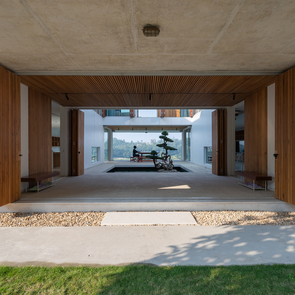 Sảnh mở là không gian uống trà thư giãn và cảm nhận những khoảnh khắc thời tiết thay đổi của khung cảnh và nắng mưa.