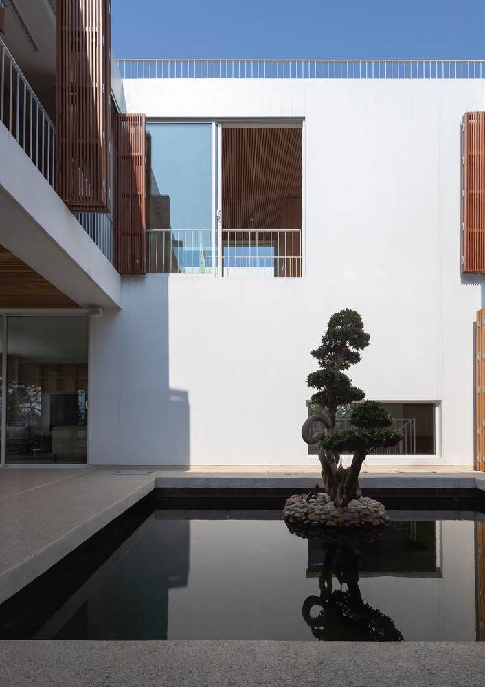 Sân giữa và hồ nước cũng giúp cho thông gió mang theo hơi mát đến các không gian của toàn ngôi nhà. 