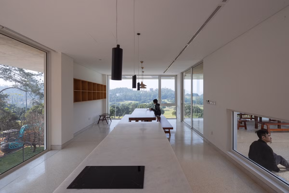 Tầng 2 bố trí phòng ngủ chính và 3 phòng ngủ khác.