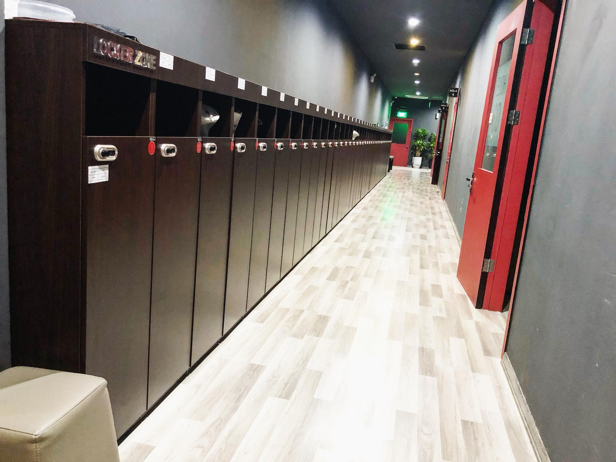 Hệ thống gồm 45 tủ looker để các golfer có thể lưu trữ gậy tại trung tâm. Ảnh: Dk golf The garden