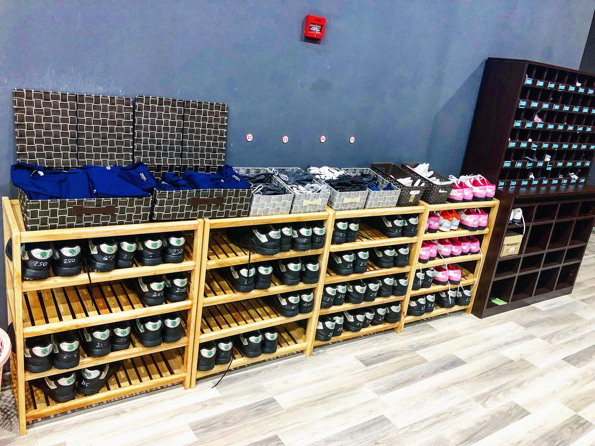 Giầy và găng tay được nhập khẩu trực tiếp từ Hàn Quốc. Áo cũng được Golfzon The Garden chú trọng và sử dụng các thương hiệu như Titleist. Ảnh: Dk golf The garden