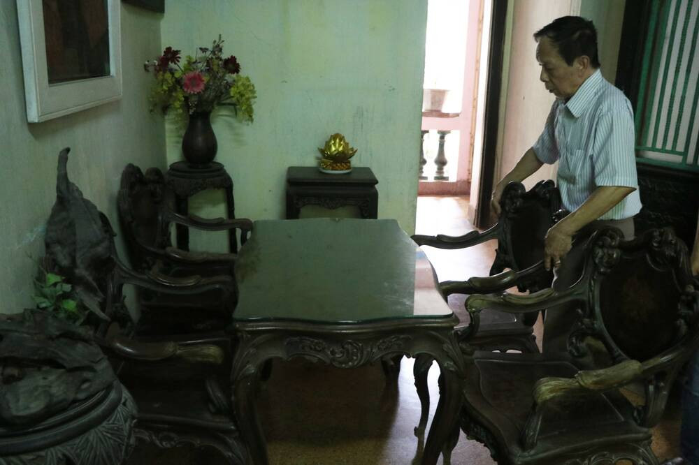 Bộ bàn ghế cổ niên đại hơn 100 năm tuổi vẫn được lưu giữ. Ảnh: Saostar.