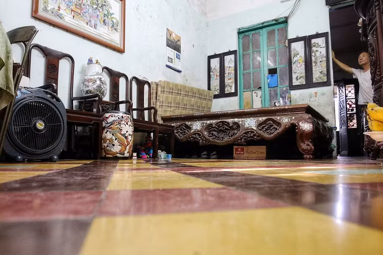 Ngôi nhà được xây dựng dựa trên ý tưởng từ lối kiến trúc Pháp, gồm 3 tầng, 12 phòng, tổng diện tích 200m2. Ảnh: Dân Việt.