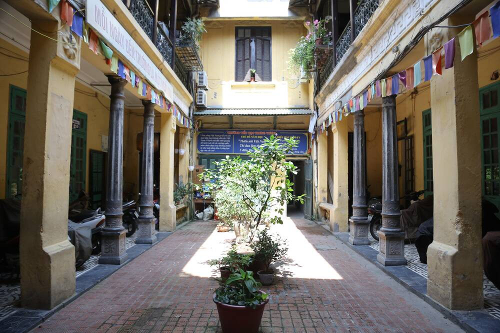 Căn biệt thự Pháp cổ trên phố Hàng Bè (Hoàn Kiếm, Hà Nội) được xây dựng năm 1925 hiện thuộc sở hữu của cụ Trương Thị Mô (con gái thứ 2 của vợ chồng thương gia Trương Trọng Vọng và Nguyễn Thị Sửu). Ảnh: Saostar.